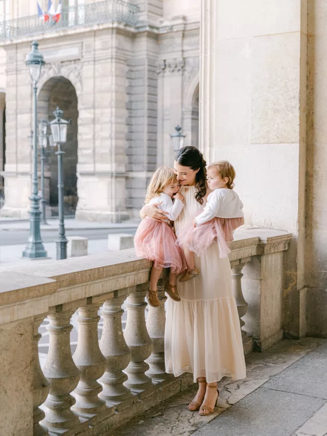 Just a mama and her girls, making Paris their playground 🌸 @leamariebee and her baby girls 🩷 🏷️ Paris family photographer, photographe famille paris